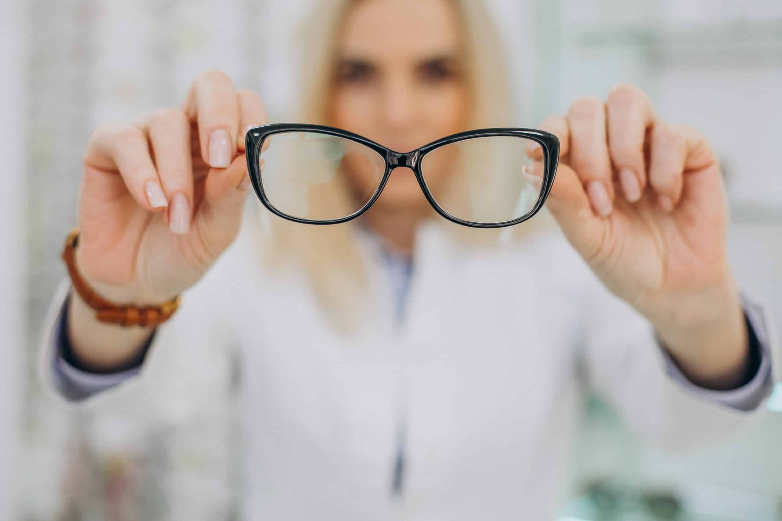 Read more about the article How can I quickly change my glasses lens in America?