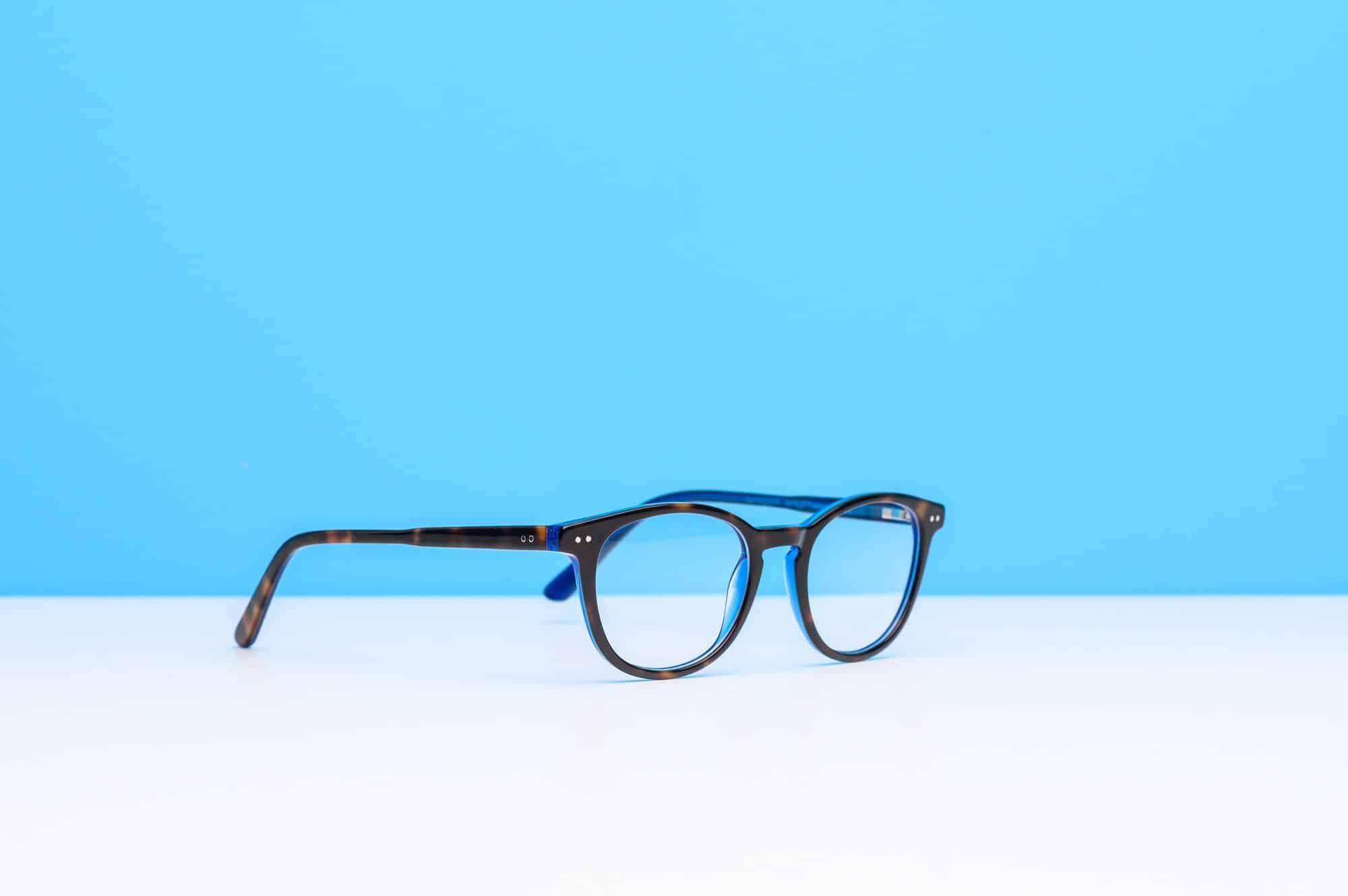 Read more about the article what are the Pros and Cons of Transition Lenses?